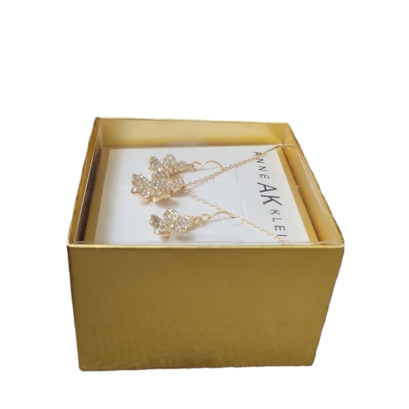 COPY- Anne Klein Floral Gold tone rhinestones jewelry set,Necklace,earrings set - Picture 6 of 7